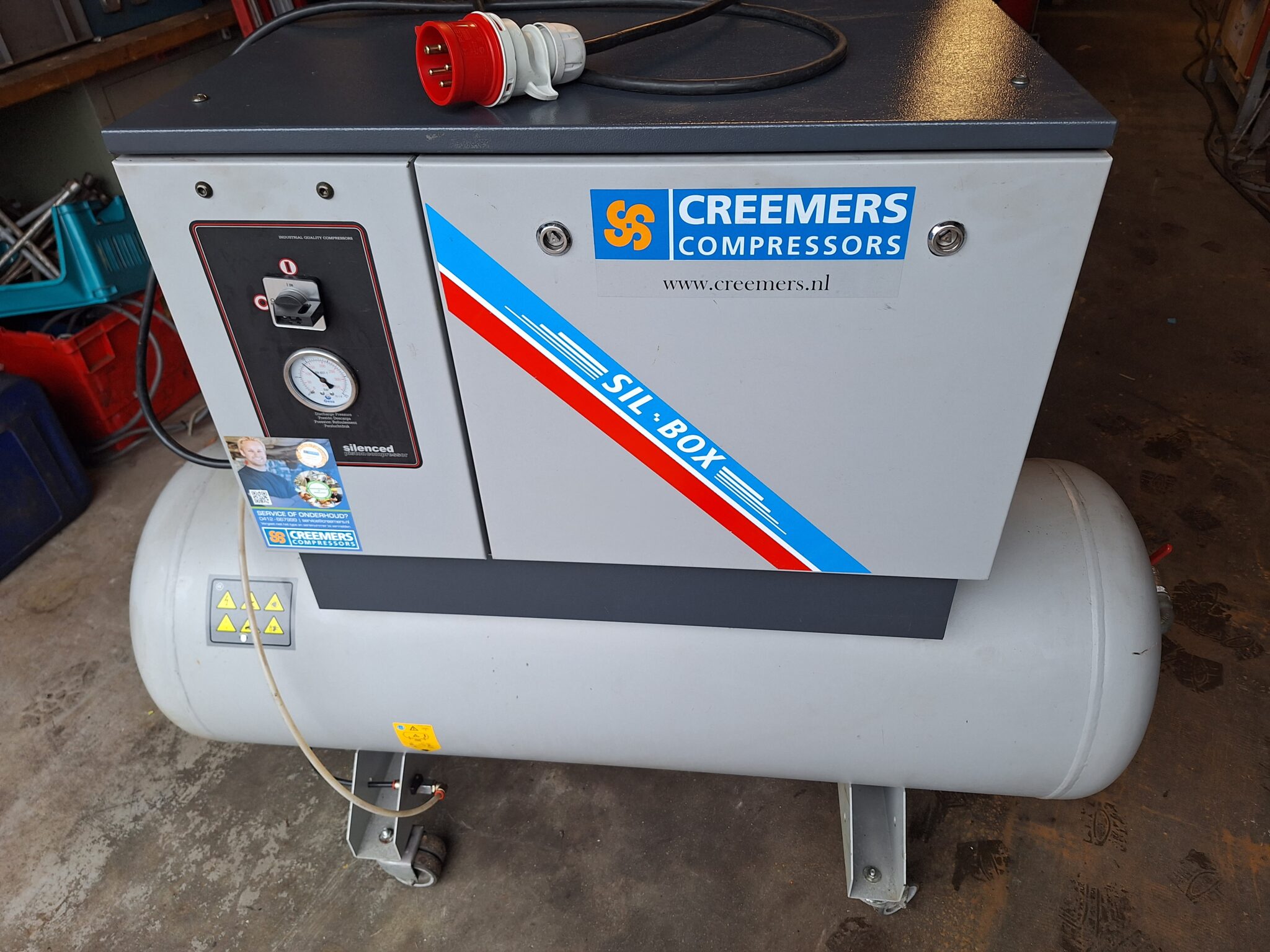20231113_114759 Geluid gedempte Zuigercompressor 450 ltr / min op tank van 200 ltr werkt op krachtstroom 400 V 3 Ph Vaste Prijs € 1400.=