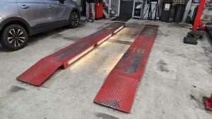 RIJBANEN met oprijplaten Koni stempel ST-0035-D 3500Kg 1995 Rijbaanlengte 409cm.