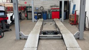 4 koloms hefbrug autobrug ATH 4.55A 5500Kg APK brug RAI keur Rijbaanlengte 500cm!