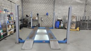 4 koloms hefbrug autobrug Ravaglioli 4405 4000Kg APK brug extra breed! Rijbaanlengte 478cm.